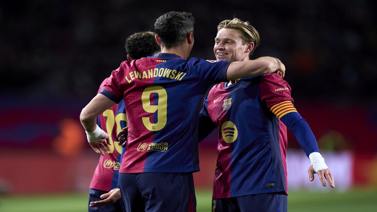 FC Barcelona v Valencia CF - La Liga EA Sports BARCELONA, SPAIN - JANUARY 26: Robert Lewandowski of FC Barcelona celebrates after scoring his team's sixth goal during the LaLiga EA Sports match between FC Barcelona and Valencia CF at Estadi Olimpic Lluis Companys on January 26, 2025 in Barcelona, Spain. (Photo by Pedro Salado/Getty Images)