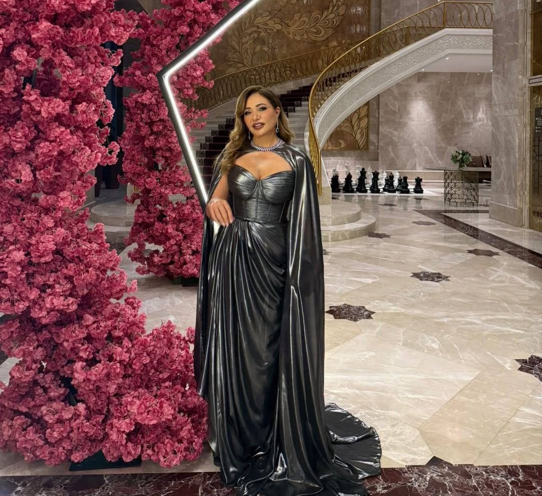 SteppingintoDay3RedSealFF25Styledby-maissaazabsahar-m-azabDress-zeenazakiHair-_491075