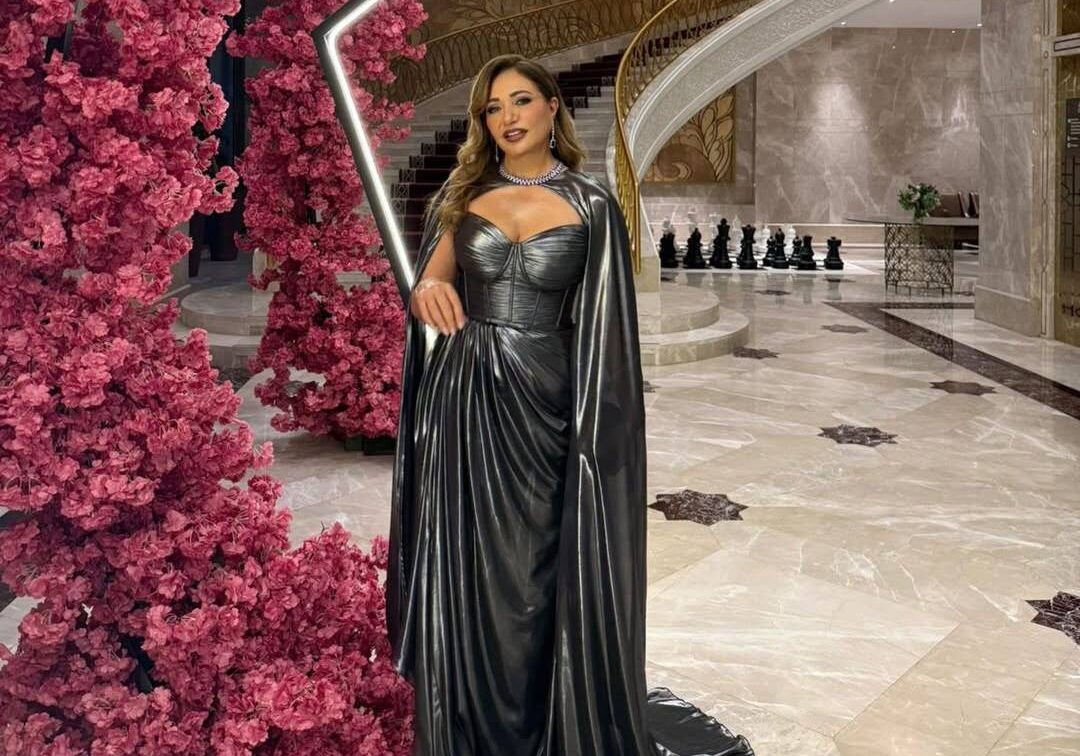 SteppingintoDay3RedSealFF25Styledby-maissaazabsahar-m-azabDress-zeenazakiHair-_491075